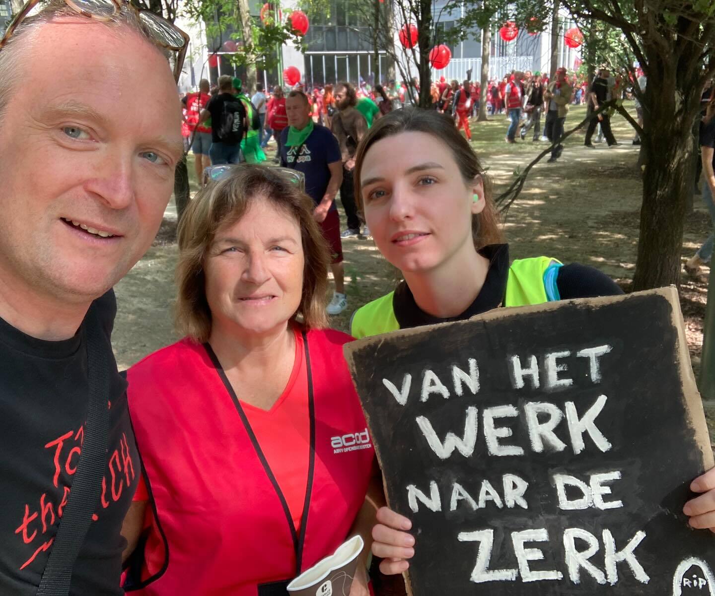 De beweging tegen de afbraakregering plant hete herfst en massabetoging op 14 oktober